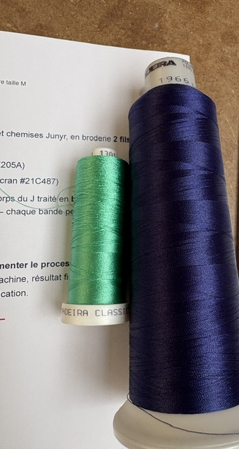 Choix des couleurs de fil pour la broderie d’un logo — bobines de fil Madeira bleu marine et vert, atelier Broderie Lévêque